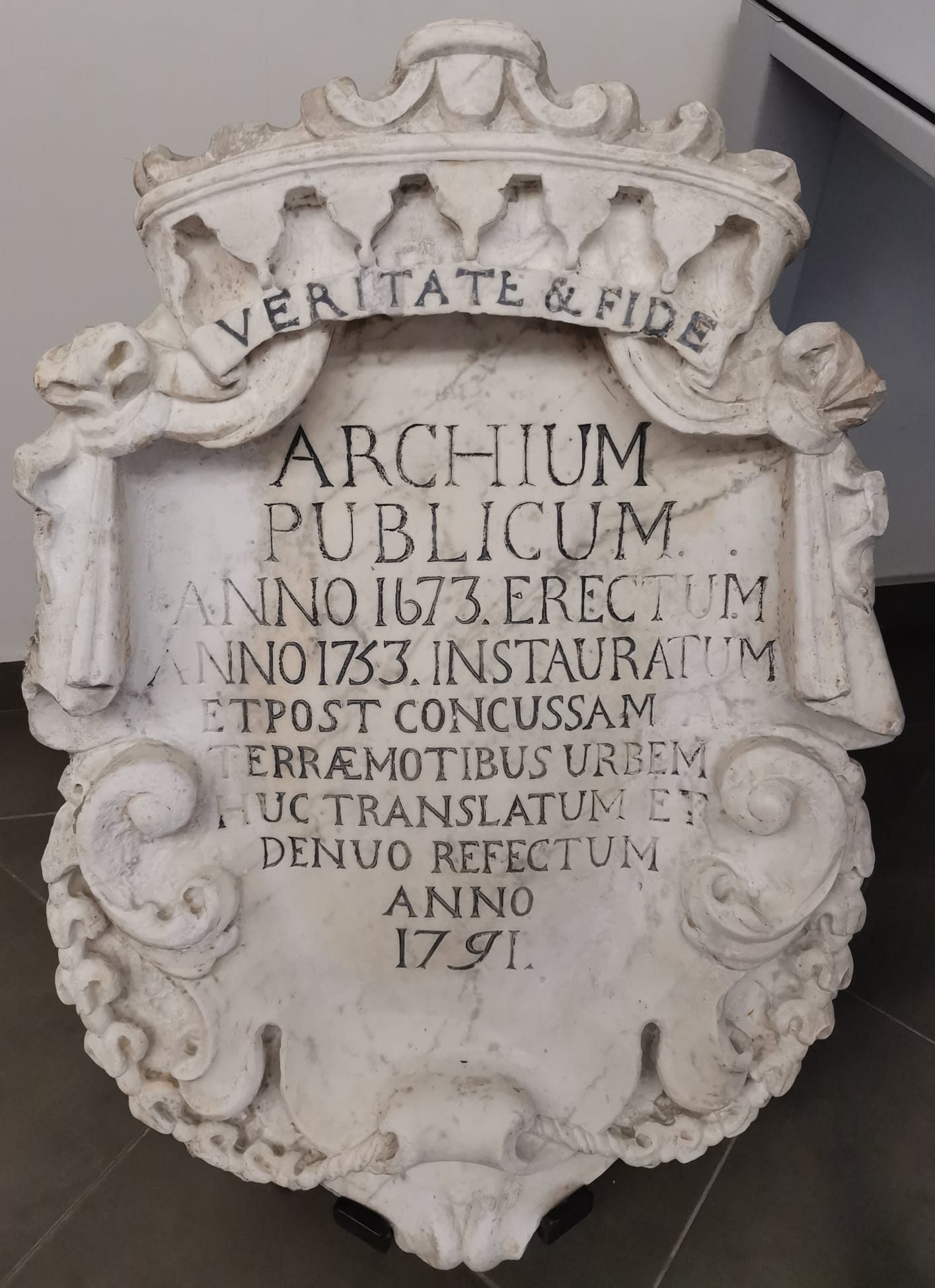 Stemma in pietra dell'Archivio di Messina.